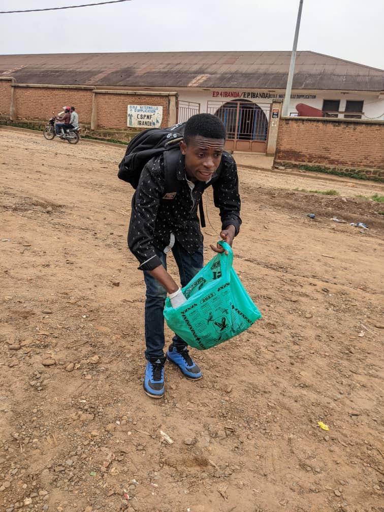 Plastic pollution is the biggest probkem in my community, that problem must be solved and i dont care touching ground to solve it. #CleanUpWeekend #CongoSafi @RiseUpMovDRC