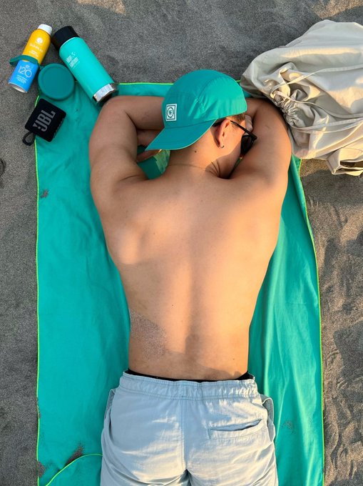 Fq7lEL4aQAIhK71?format=jpg&name=small