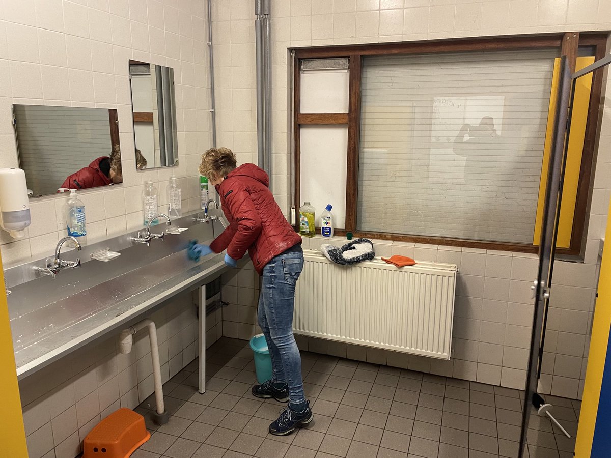 Ouders druk aan het werk tijdens ⁦<a href="/NLDOET/">NLdoet</a>⁩ juist door deze #inzet is het voor ons mogelijk om voor onze #kinderen het #scoutingspel te kunnen bieden #toppers