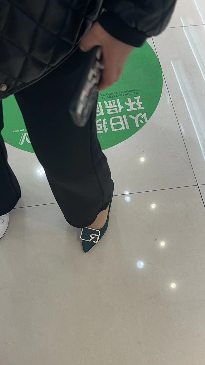 a935834099's tweet photo. 带着丈母娘买鞋突然来感觉怎么才能拿下呢 https://t.co/dbXp9JtKCe