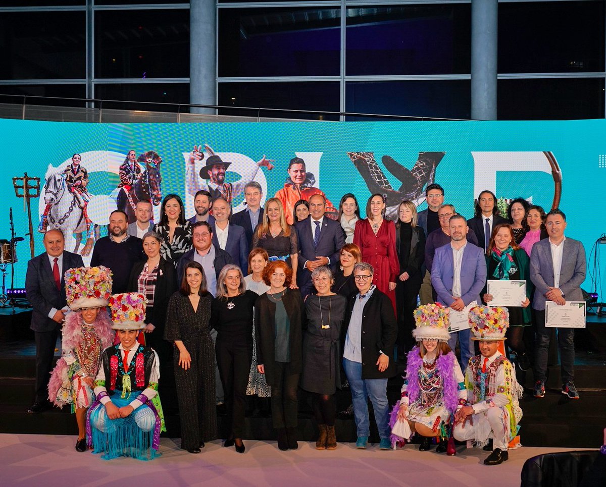 turisriasbaixas's tweet photo. #GalaOrixeRíasBaixas

Foi unha noite de recoñecemento á excelencia do sector turístico da provincia coa entrega dos diplomas de calidade #SictedRíasBaixas, os premios de Turismo Sostible de Pontevedra e o nomeamento de cinco artesás como Embaixadoras Rías Baixas 2023 https://t.co/hMqi8jvWNo