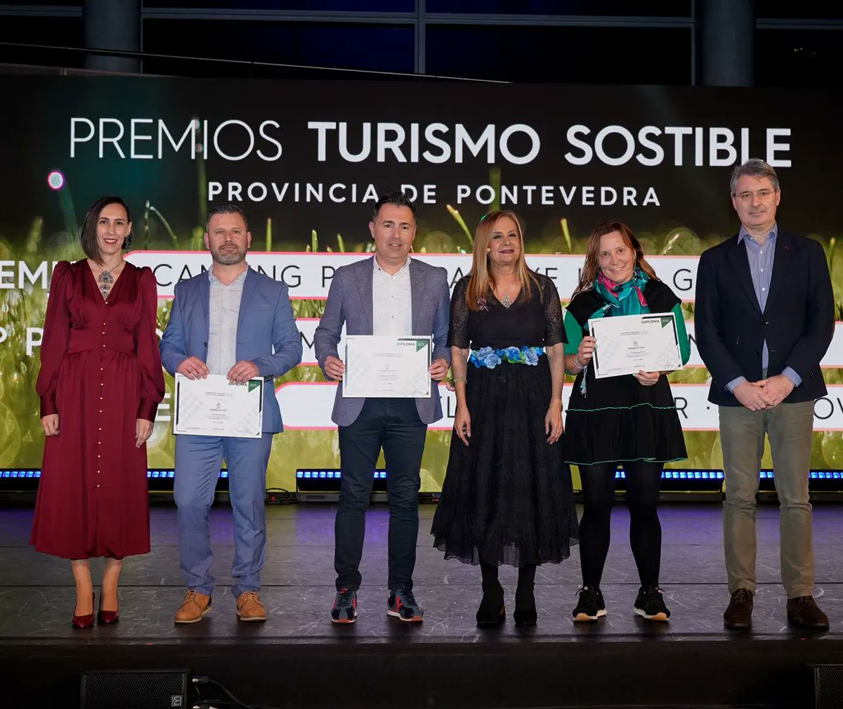 turisriasbaixas's tweet photo. #GalaOrixeRíasBaixas

Foi unha noite de recoñecemento á excelencia do sector turístico da provincia coa entrega dos diplomas de calidade #SictedRíasBaixas, os premios de Turismo Sostible de Pontevedra e o nomeamento de cinco artesás como Embaixadoras Rías Baixas 2023 https://t.co/hMqi8jvWNo