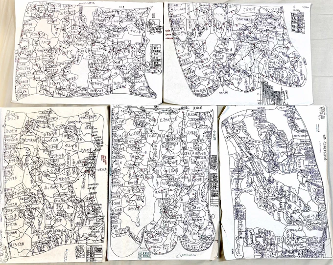 小学4年生の頃は平面的な「空想地図」の絵を描いていたのですが(1枚目)、
小学6年生からは立体的な「空想都市」の絵を描くようになりました(2、3枚目)。
4枚目は中学1年生のときの作品です。 