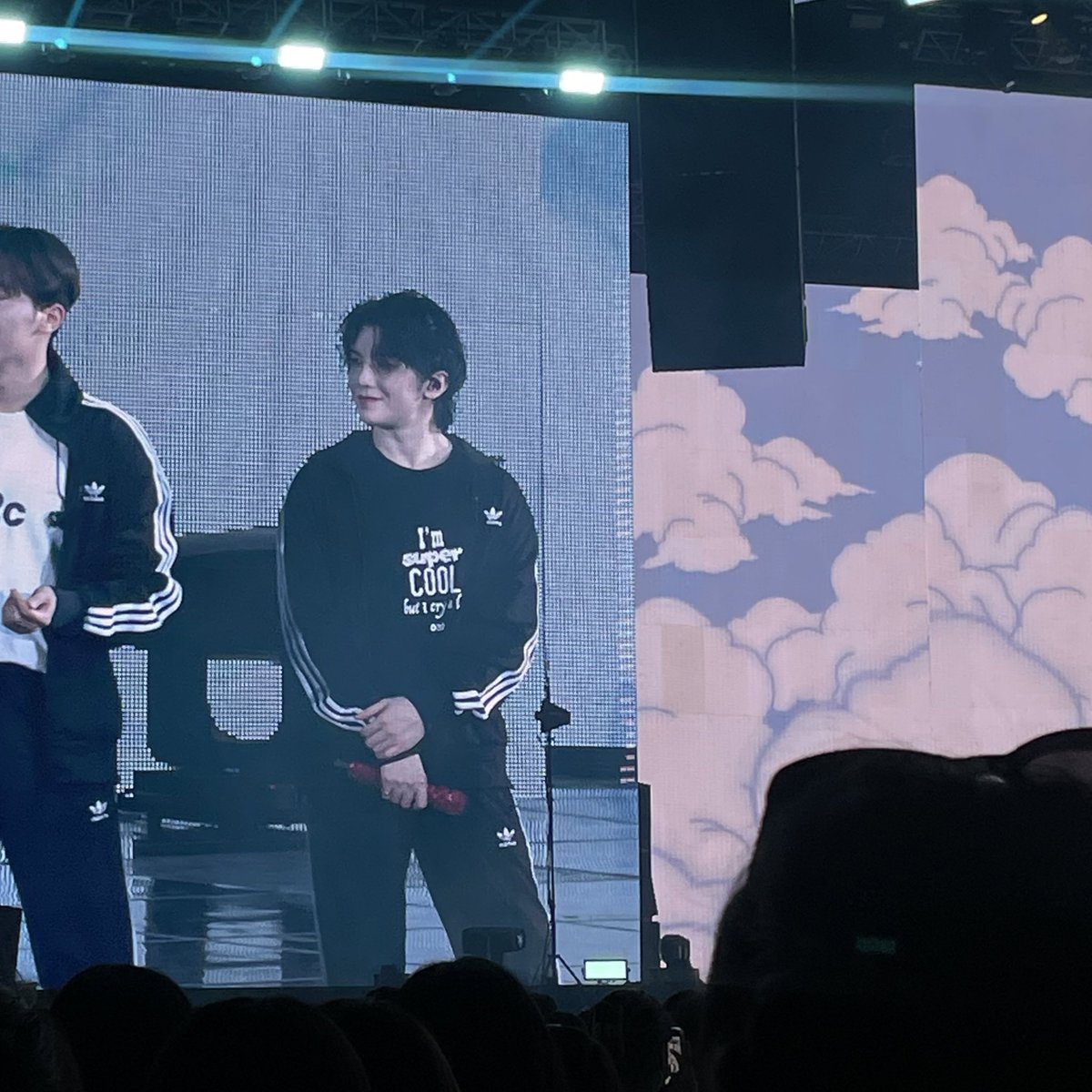 우지 티셔츠 문구 ㅋㅋㅋㅋㅋㅋㅋㅋㅋ

I'm SUPER COOL but I cry a lot
= 난 존나 센데 눈물이 좀 많다...