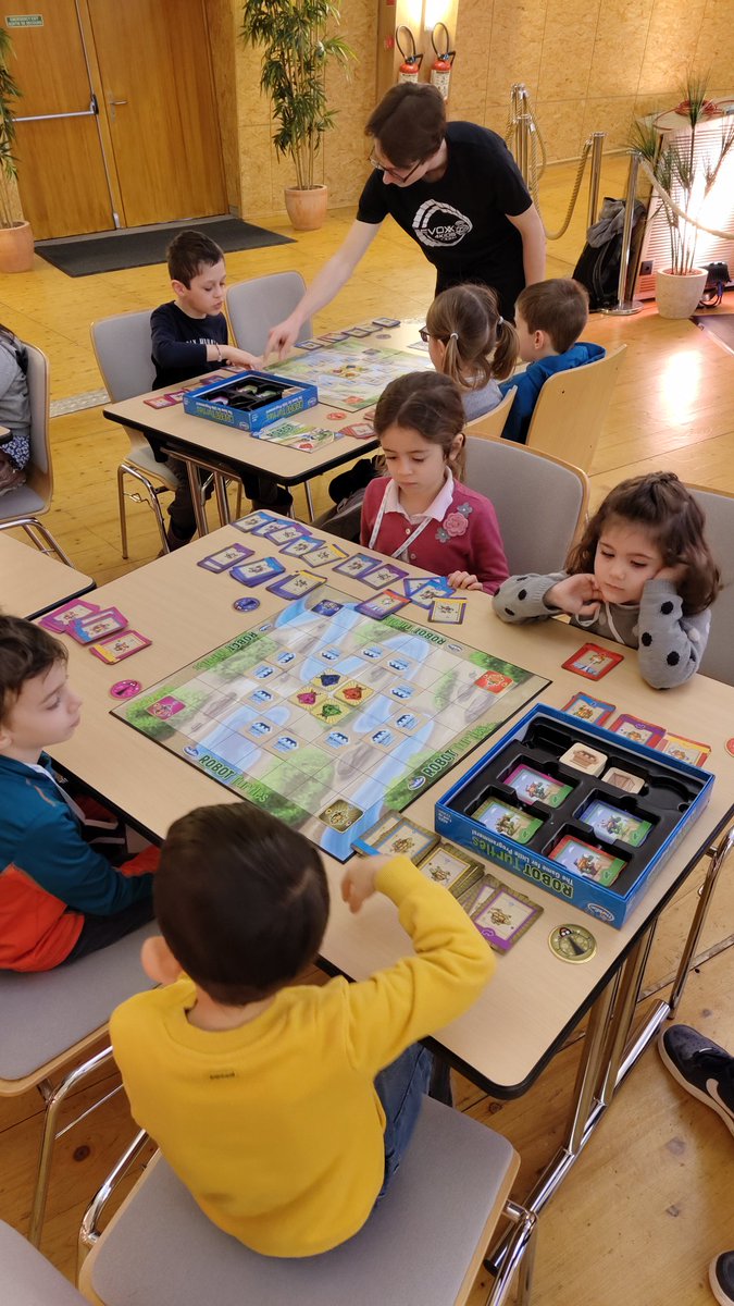 Nous sommes de retour au <a href="/CERN/">CERN</a> pour une nouvelle édition de Devoxx4Kids!
Atelier Cubetto et Robot Turtle avec les minis (4-6 ans)