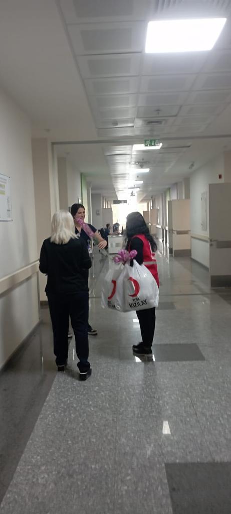 8 Mart Dünya kadınlar gününde Kepez devlet hastanesinde tedavi gören afetzede kadınları,yeni doğum yapan anneleri ve serviste yatan kadınları ziyaret edip kadınlar gününü kutladık.🌙💐 
<a href="/Kizilay/">Türk Kızılay</a> 
<a href="/drkerem/">Kerem Kınık</a>
<a href="/avesraozkoc/">ESRA ÖZKOÇ</a> 
<a href="/dr_ialtan/">Dr. İbrahim ALTAN</a>
<a href="/nurdaldurmus/">Nurdal Durmuş</a> 
<a href="/KizilayKadin/">Türk Kızılay Kadın</a> 
<a href="/semraaydin06/">Semra Aydın</a>