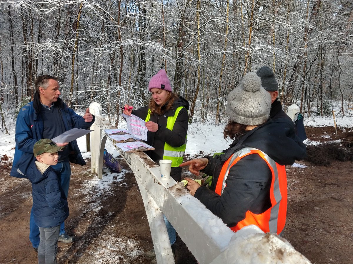 Het loopt al storm! 500 mensen komen vandaag boompjes halen. Goed voor de vogels, bijen en insecten!