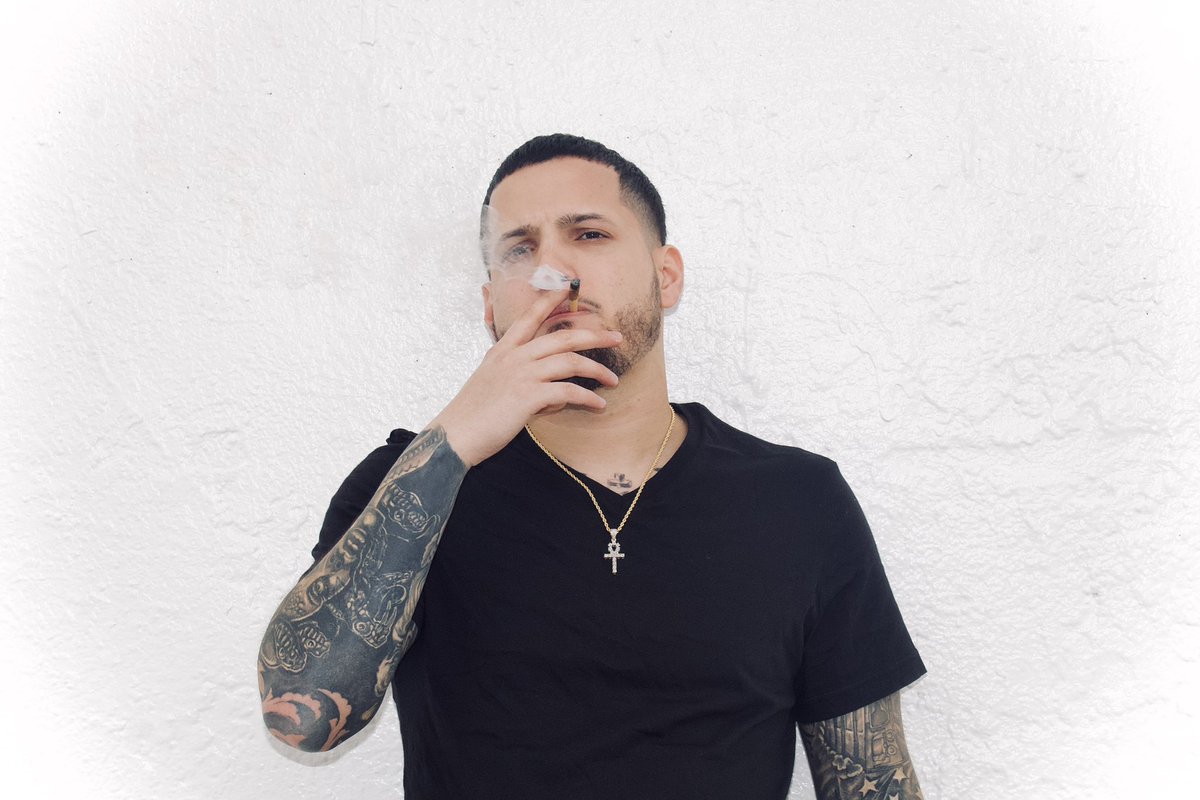 jonemilanthony's tweet photo. SMOKE BREAK. w/ @No_PacKz https://t.co/ocYoR3wOfl
