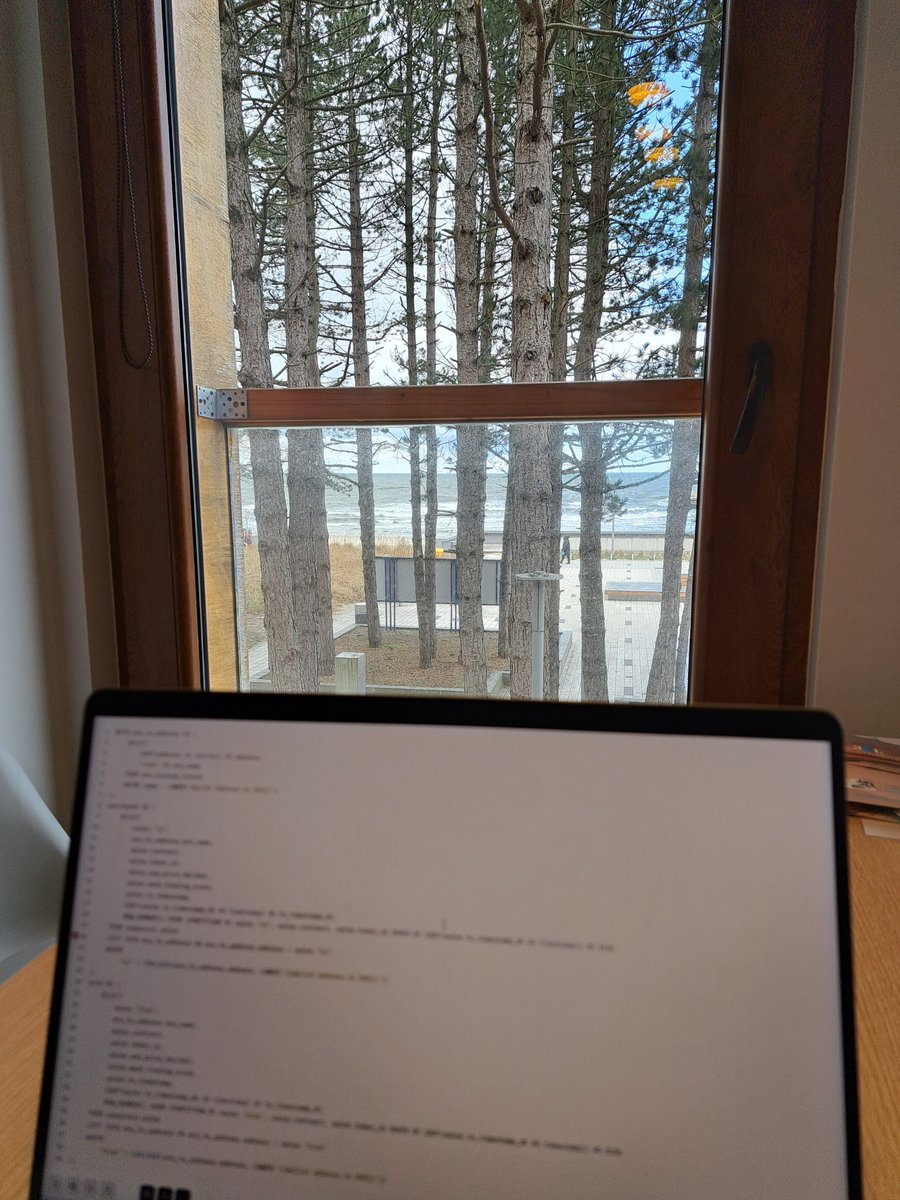jacek0x's tweet image. 💻🌅 There&apos;s nothing quite like coding in #DuneSQL while gazing at the serene winter beach in the background 🏖️🐚 It&apos;s moments like these that make me truly appreciate the beauty of #technology and the simple joys in life 🙌 #codinglife #beachvibes