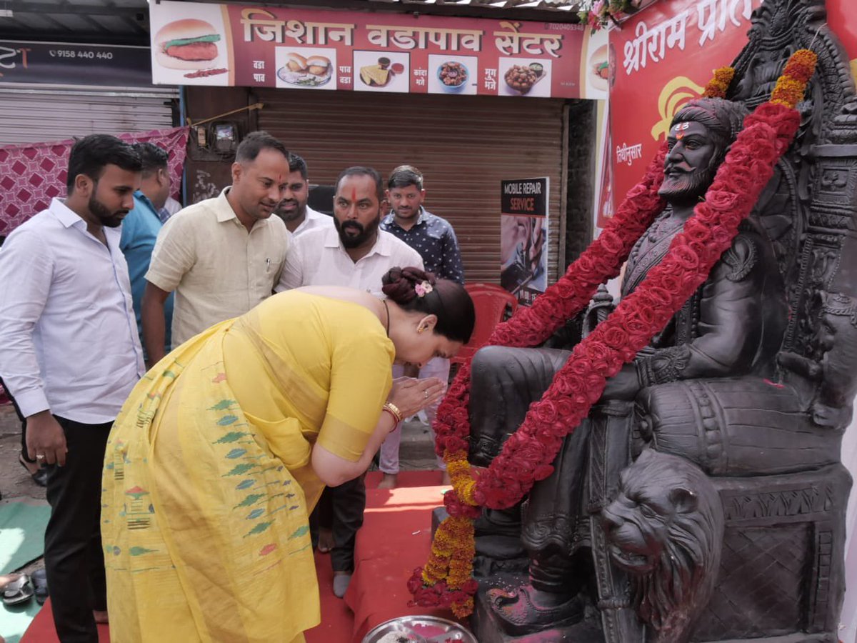 ChitraKWagh's tweet photo. रक्तदान हेच श्रेष्ठदान!

जनतेच्या मनावर अधिराज्य करणारे,अखंड हिंदुस्तानाचे आराध्य असणारे छत्रपती शिवाजी महाराज यांच्या जयंतीदिनी श्रीरामनगर ,शिर्डी येथे आयोजित रक्तदान शिबिरात महाराजांना वंदन करून सहभागी झाले.

रक्तदान शिबिराला जनतेचा मिळालेला उदंड प्रतिसाद खरंच उल्लेखनीय होता https://t.co/FOwHBE2pAN