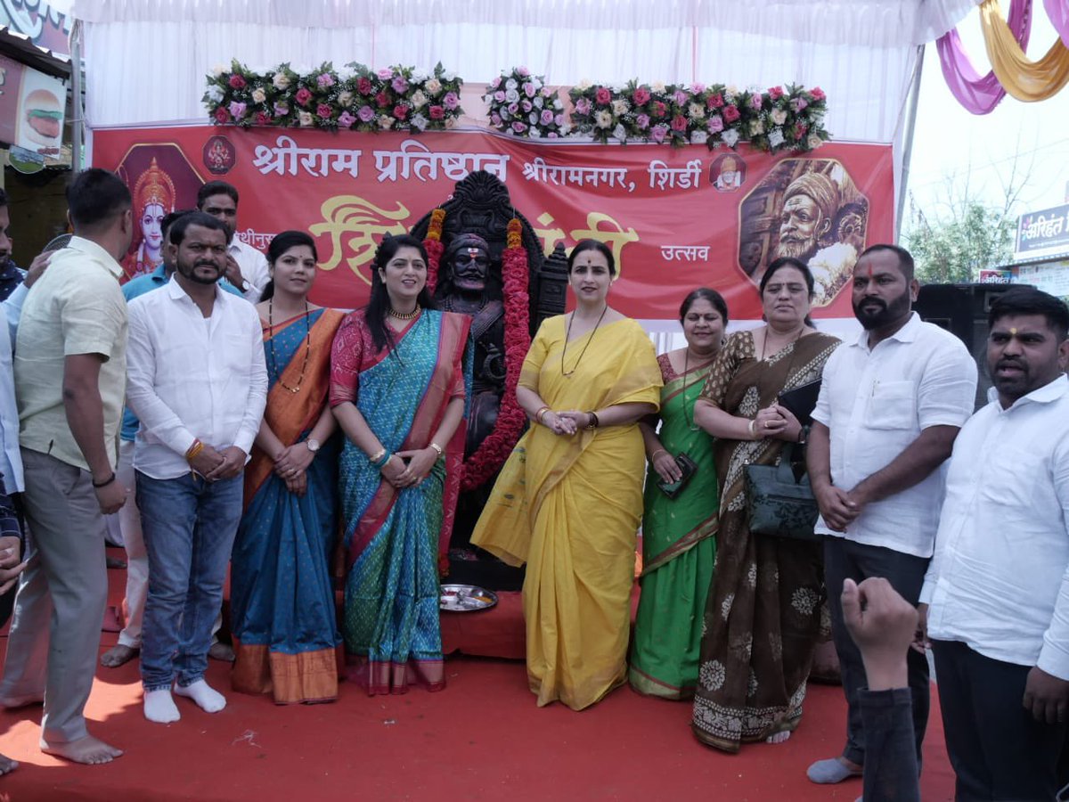 ChitraKWagh's tweet photo. रक्तदान हेच श्रेष्ठदान!

जनतेच्या मनावर अधिराज्य करणारे,अखंड हिंदुस्तानाचे आराध्य असणारे छत्रपती शिवाजी महाराज यांच्या जयंतीदिनी श्रीरामनगर ,शिर्डी येथे आयोजित रक्तदान शिबिरात महाराजांना वंदन करून सहभागी झाले.

रक्तदान शिबिराला जनतेचा मिळालेला उदंड प्रतिसाद खरंच उल्लेखनीय होता https://t.co/FOwHBE2pAN
