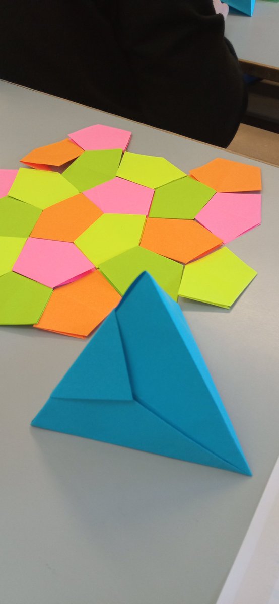 albablasco's tweet image. Teselando el plano y disfrutando con la papiroflexia con José Ángel Iranzo i Maider Goñi en las #VJEMA