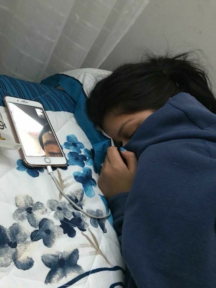 الصورة دى فكرتنى بواحد صاحبى وهو خاطب كان شغله ف موقع بعيد ومش بينزل أجازه غير كل شهرين فكان بيقول "فى نهاية يومى بعد شغل وضغط كنت بروح هلكان يدوب باكل وأكلمها video call وأقولها خلاص هسهر مش جايلى نوم وعشر دقايق وتلاقينى نمت بس العشر دقايق دول بقوا جزء لا يتجزأ من يومى"❤️📌