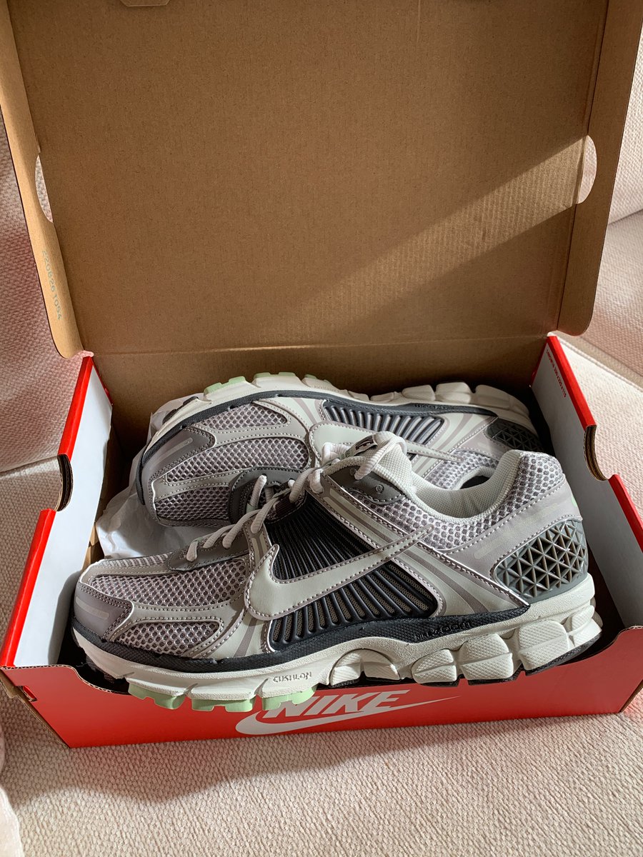 zoecunningham_x's tweet photo. Nike Zoom Vomero 5. Size 9 Brand new in box. https://t.co/jLCSO2K2bP