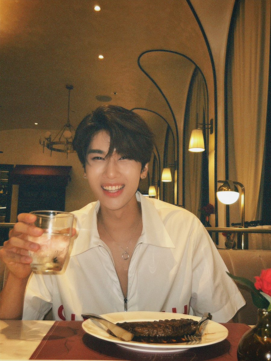 dunknatachai's tweet photo. pov steak dinner https://t.co/9FFahu0E0a