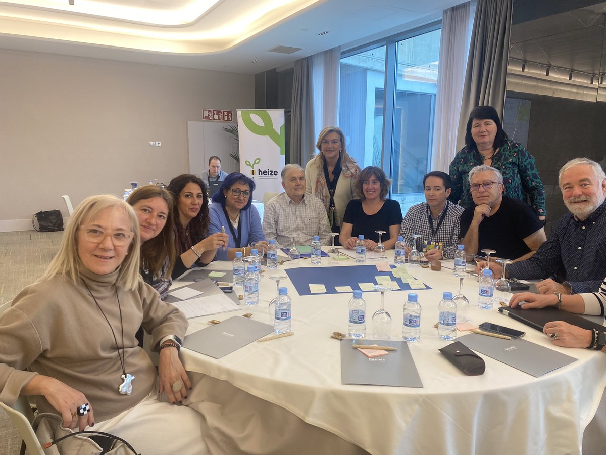 11 de marzo. Hoy estamos trabajando conjuntamente compañeros de Primaria y Secundaria en grupos sobre un tema que nos interesa:“UN ACERCAMIENTO A LA RELACIÓN POSITIVA ENTRE ETAPAS”