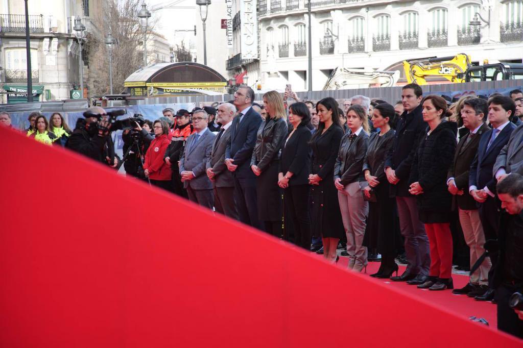 El sonido de las campanas de todas las iglesias de Madrid recuerda a las víctimas del horror que sacudió nuestra ciudad el #11M de 2004.

Hoy, y siempre, nuestro corazón está con ellos y con sus familias.

Y con el ejemplo de solidaridad que dio el pueblo de Madrid.