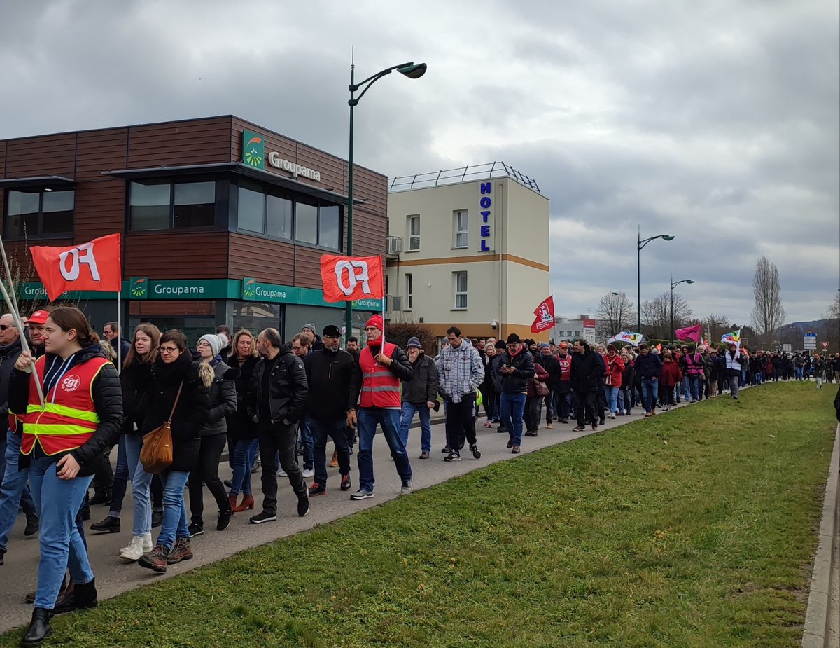 MickaelMann27's tweet photo. Encore très nombreux ce matin à #pontaudemer #eure contre le projet de loi sur les #Retraites MACRON/BORNE !✊️
ON LACHE RIEN JUSQU'AU RETRAIT !✊️
Rdv #Évreux 14h place de l'hôtel de ville !👍✊️
#manif11mars 
#greve11mars 
#GreveReconductible 
#fo 
@force_ouvriere https://t.co/Uoo5LG4k4W