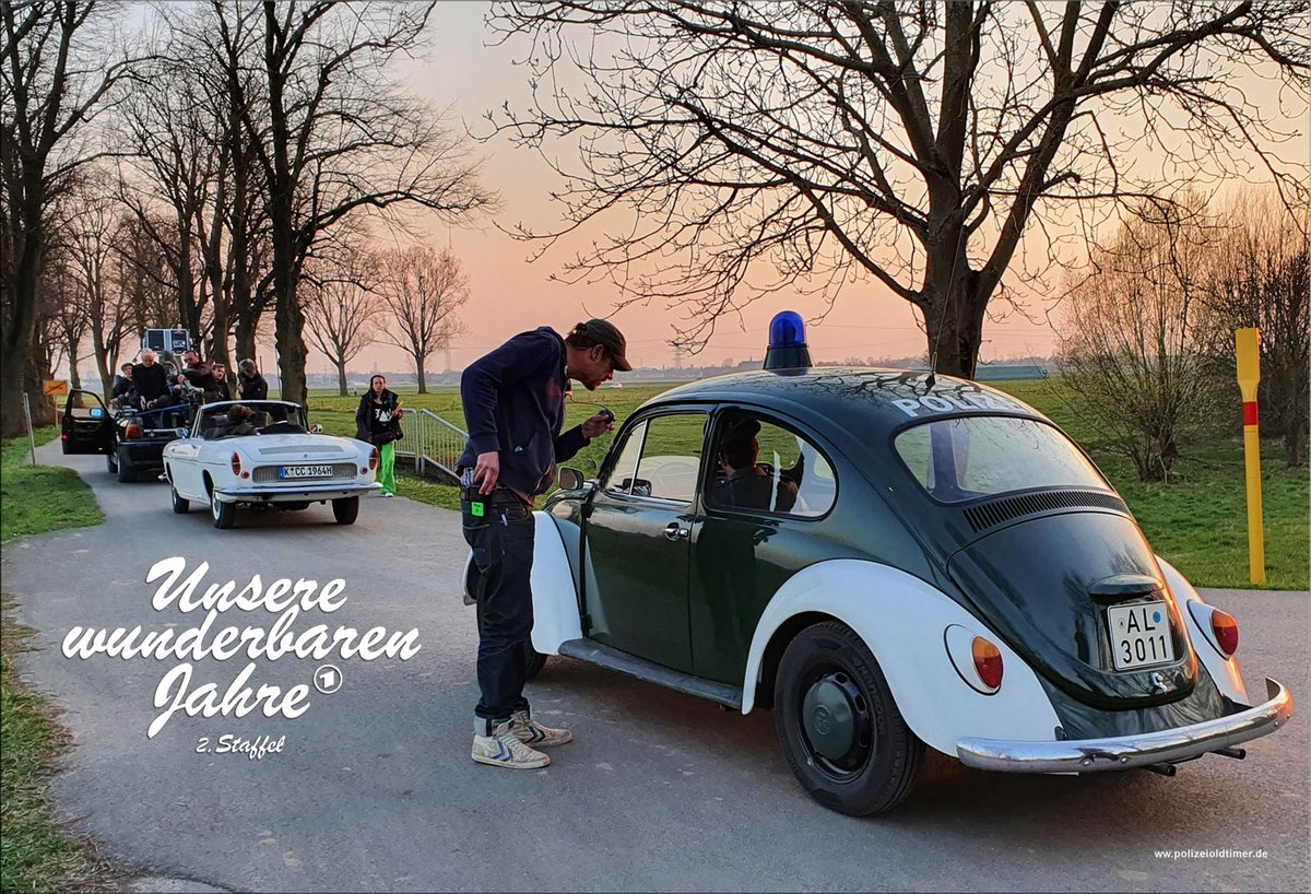 Polizeioldtimer's tweet photo. Ab heute, 11. März, sind die sechs neuen Folgen der @ufa_production #UNSEREWUNDERBARENJAHRE in der @ARD zu sehen. Zudem am 15. und 22. März in Doppelfolgen um 20:15 Uhr im Ersten. Mit dabei einige #Polizeioldtimer samt Komparsen 🚓🎥 aus Marburg. Mehr: https://t.co/0whadTidt4 https://t.co/Uo0HFzEPip
