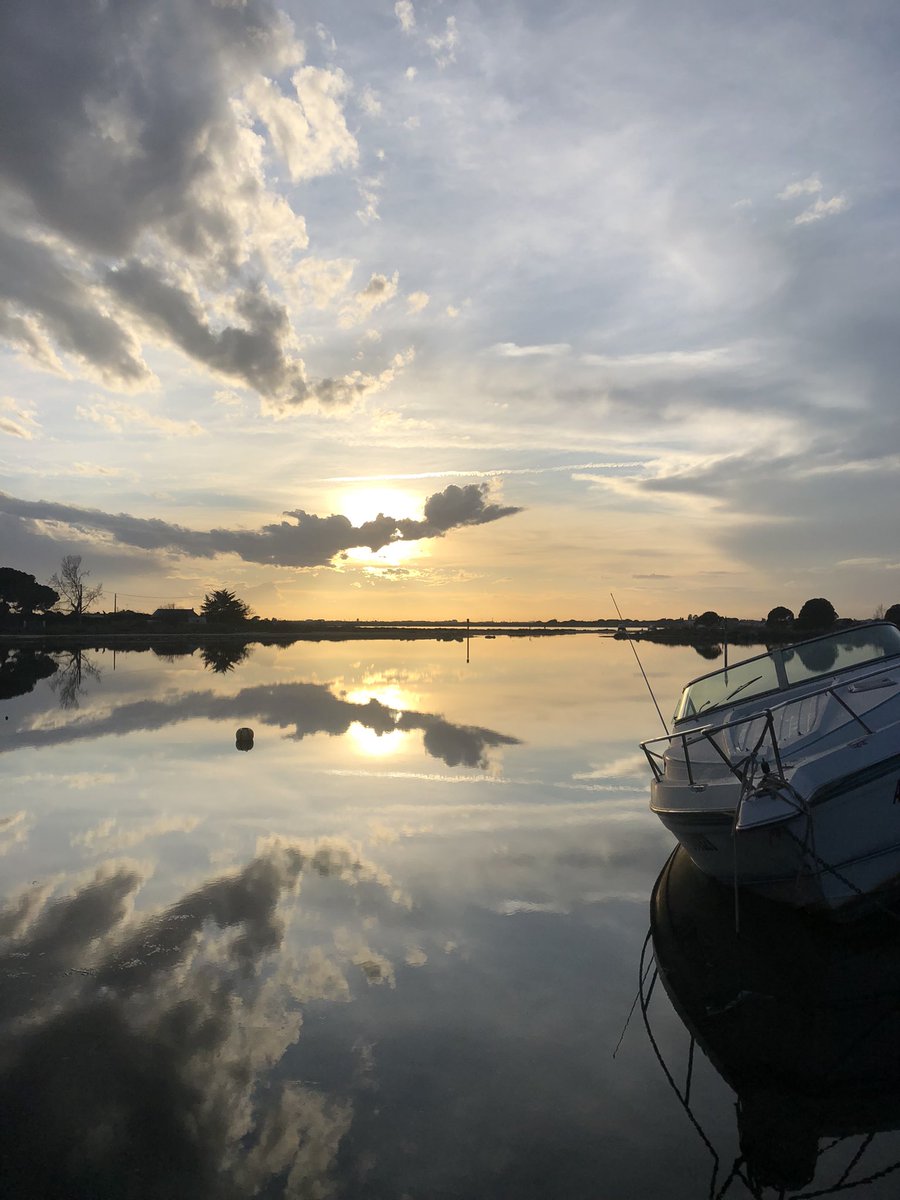 Effet miroir sur l’étang de thau du côté de #Marseillan #herault #Occitanie #marseillanplage #languedocroussillon #france #NaturePhotograhpy #passionphoto #lagunedethau #etangdethau #thau #bassindethau #archipeldethau #heraulttourisme #blogger #sealife