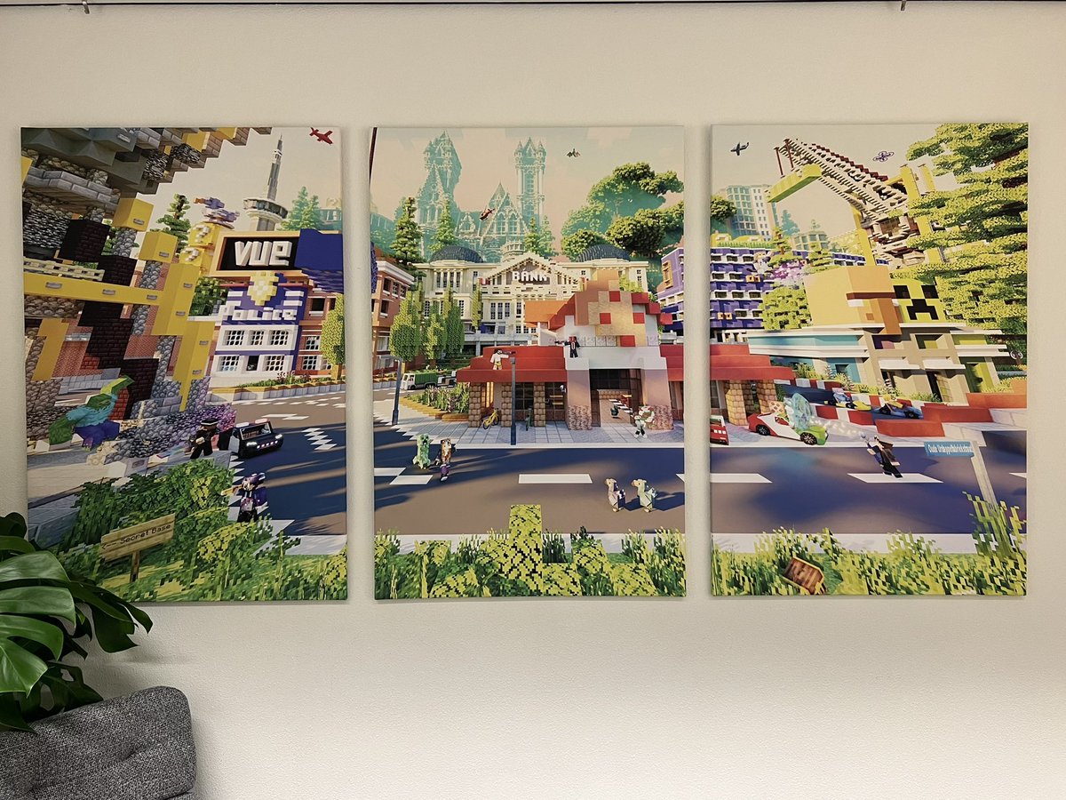 Super toffe artwork van mijn team bij <a href="/DodoStudiosNL/">Dodo Studios</a> gekregen voor op kantoor ❤️ Het zit helemaal vol met easter eggs en projecten die we gebouwd hebben afgelopen 3 jaar 🔥