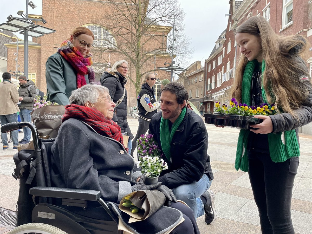 Michiel Breedveld (@mbreedveld) on Twitter photo Klassiek campagne voeren. <a href="/WBHoekstra/">Wopke Hoekstra</a> in Den Bosch met de Brabantse lijsttrekker <a href="/AntjeBeers/">Antje Beers</a> met een plantje van Antje Klassiek campagne voeren. <a href="/WBHoekstra/">Wopke Hoekstra</a> in Den Bosch met de Brabantse lijsttrekker <a href="/AntjeBeers/">Antje Beers</a> met een plantje van Antje
