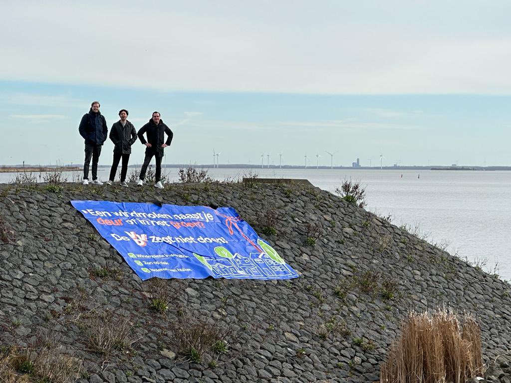 Een windturbine naast je deur of in het groen, de VVD zegt niet doen!

Kies daarom VVD op 15 maart, want alleen met een grote VVD in de provincie kunnen we ervoor zorgen dat windturbines op zee en in industriële gebieden komen, en nergens anders.