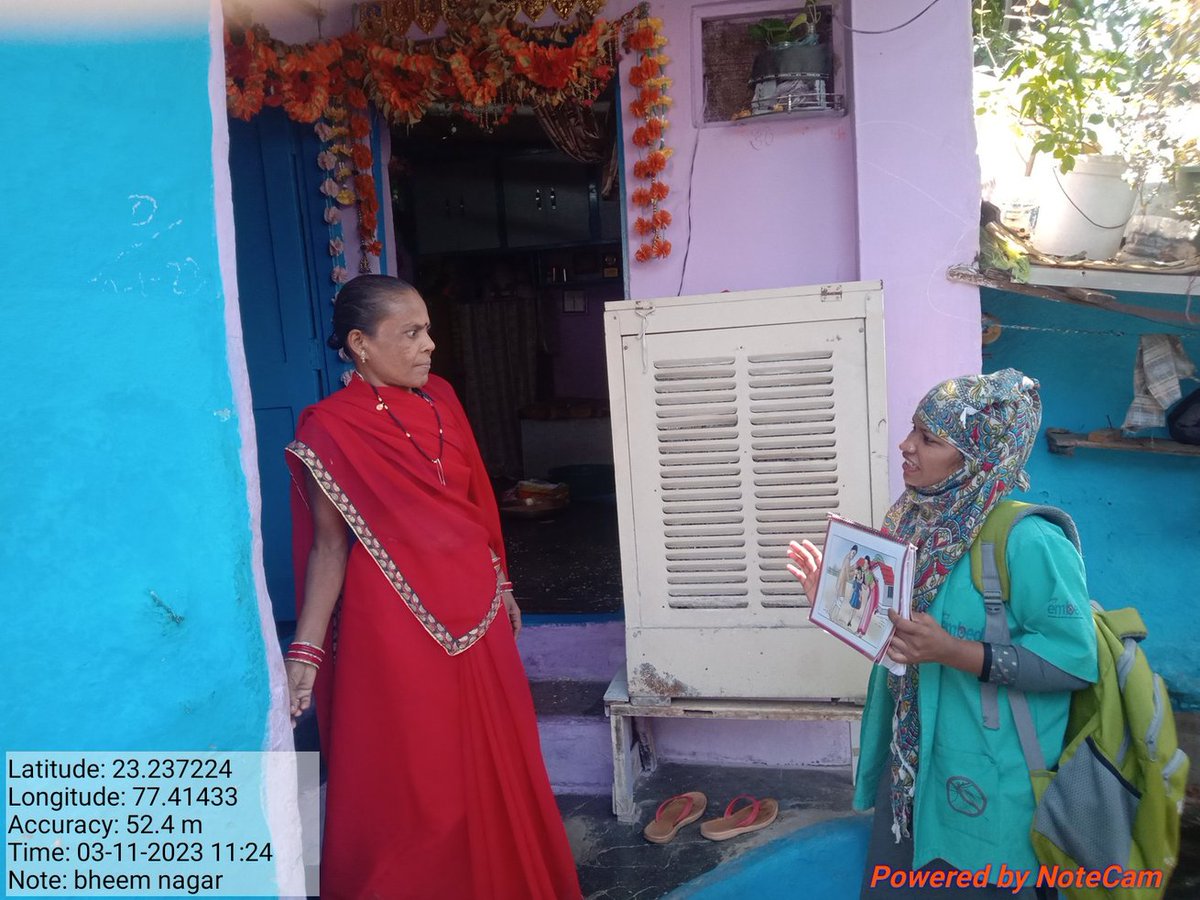 DhurveNee's tweet photo. Bheem nagar word no 33 me mahila ko malaria ki jankari dete huye modul ke duwara https://t.co/1bTQMlOd7o