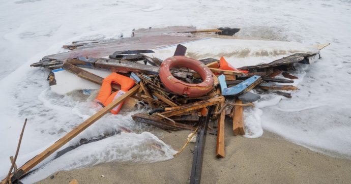 Su RAI NEWS il leghista Romeo minimizza ... Schifoso verme. 73 morti annegati , una trentina di dispersi. Governo di bugiardi e  incapaci.
DOVEVANO ESSERE SOCCORSI IN MARE,  e NON con una possibile un'operazione di polizia. 
SONO PERSONE E NON STRACCI.
SONO DONNE.
SONO BAMBINI.