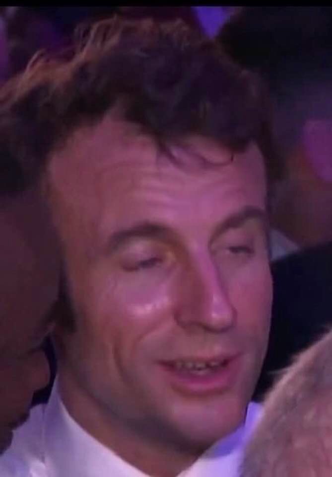 FilFrance's tweet image. Il faut boycotter les journaux de 20 h de TF1 et France 2 qui ont caché le fait que le président de la république s’enivrait dans les rues de Kinshasa.
Lorsque l&apos;on cache une telle information c&apos;est que les journalistes sont des vendus.