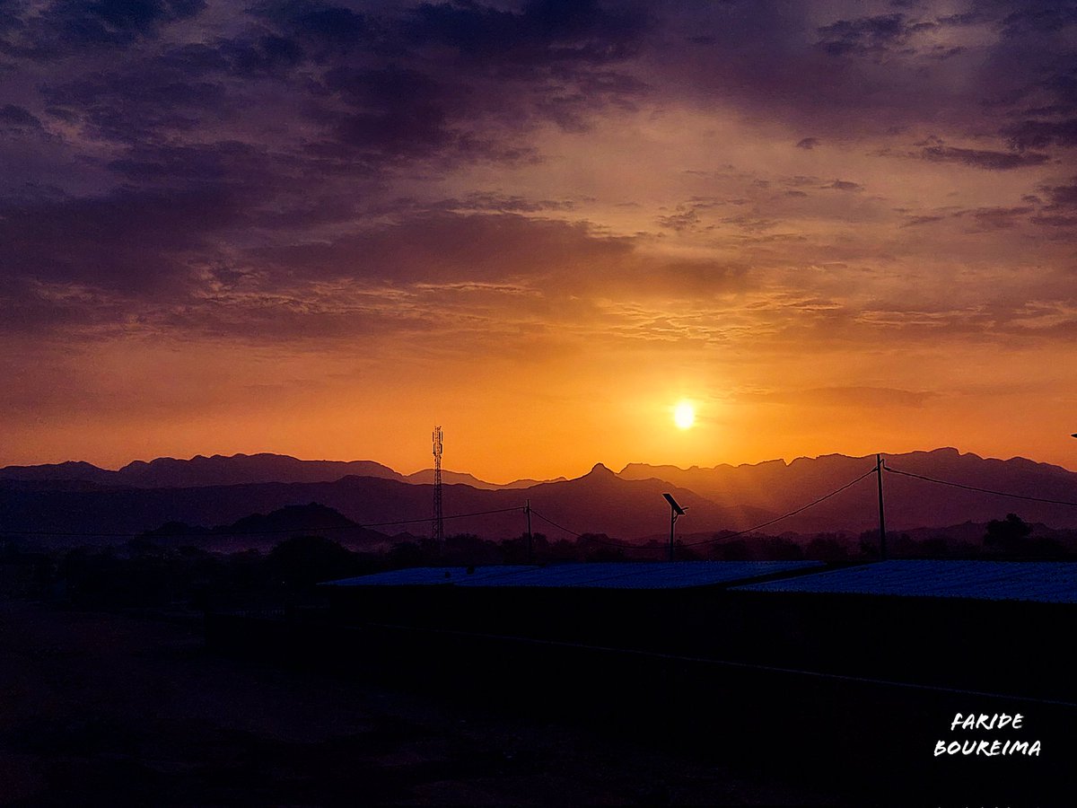 Faride_Boureima's tweet photo. Le levé de soleil sur le mont Tamgak et sur la ville d'Iferouane. Ce mont culmine à plus de 1800 m. #VisitNiger #Niger https://t.co/cJxDXDSlKi