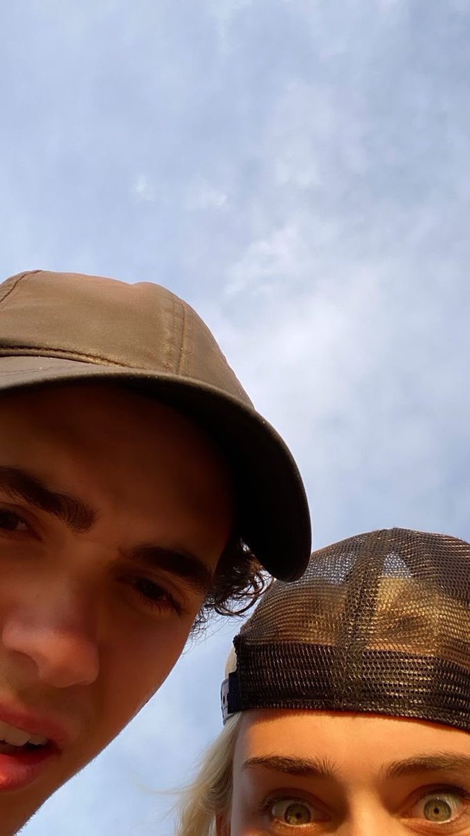 i said 🤨 and tay said 😳