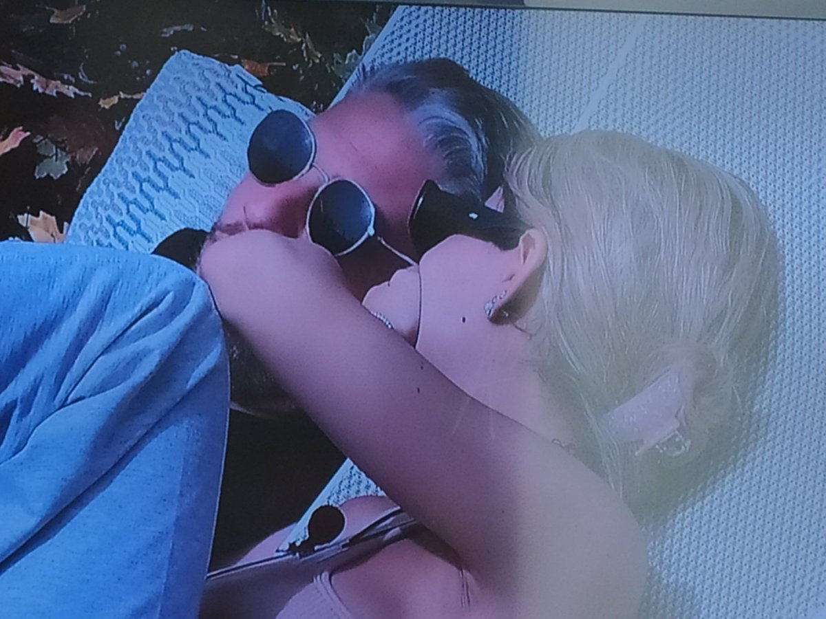 MissEva88504720's tweet photo. Questi due mi spezzano, io li AMO, devono spegnere le luci della Casa 😂😂 #orianistas #incorvassi  #oriavassi #GFVIP https://t.co/53mdkaD5qV