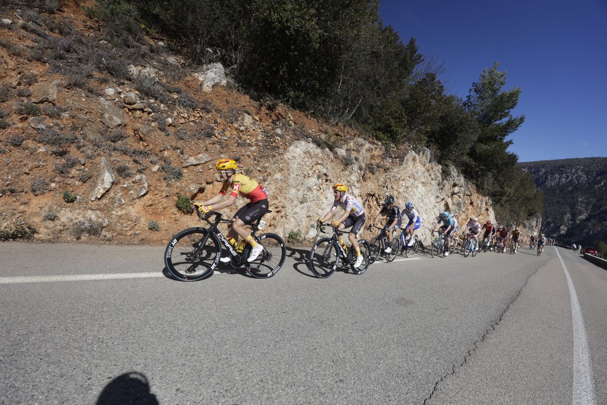 👀👀

Le grimpeur <a href="/AnthonCharmig/">Anthon Charmig</a> se met au service de <a href="/jonasgregaard/">Jonas Gregaard Wilsly</a> pour défendre le Maillot à Pois ❤️🤍

📸A.S.O./Aurélien Vialatte

#ParisNice