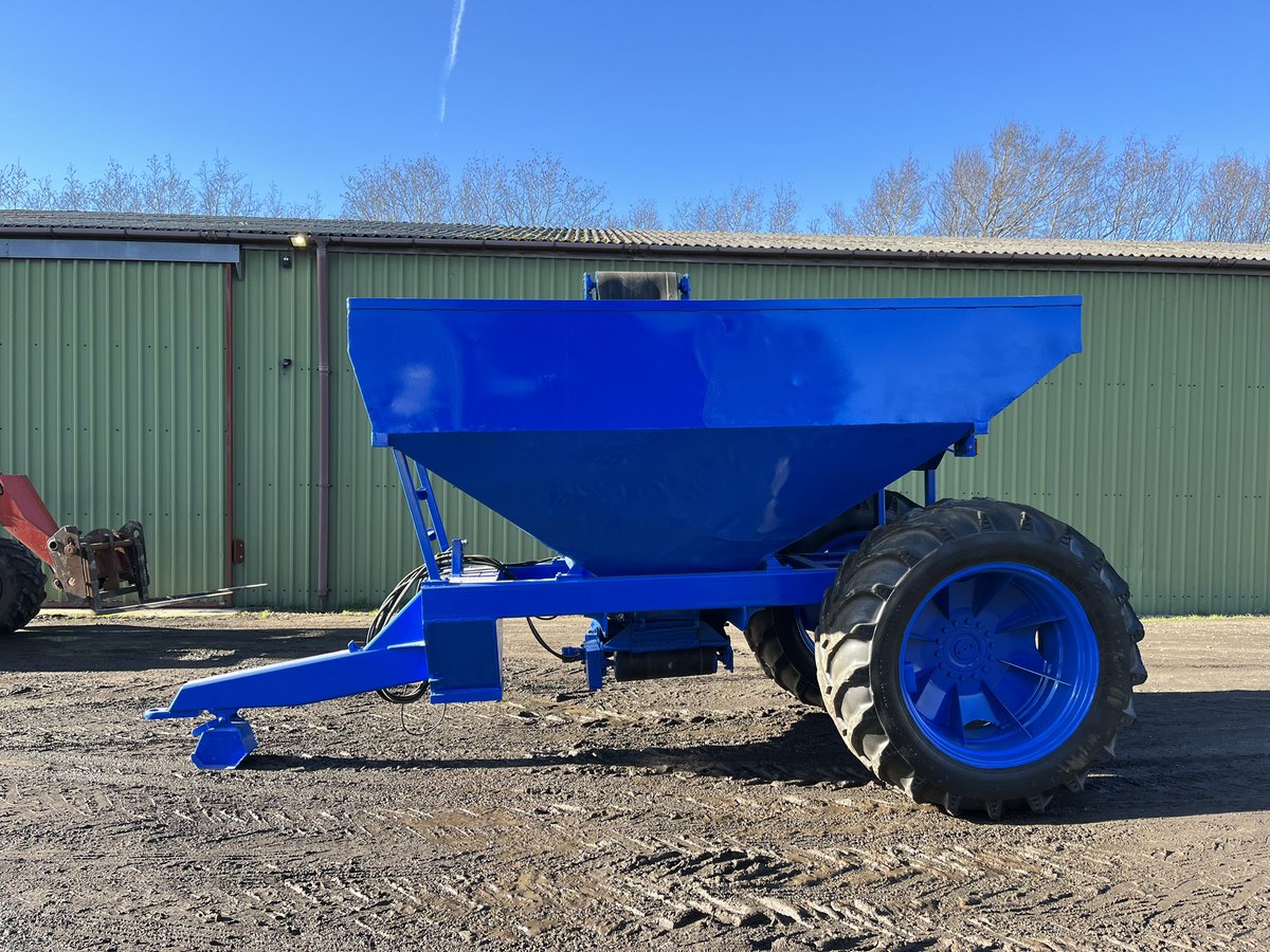 Popesdrainage's tweet photo. Mt 10 ton gravel trailer 
New Holland blue 
Commercial axle 
Led lights
Rear beacon 
2.5m conveyor (from wheels) 
600x60x38 tyres 60%
Rear tow hook 

Message for details 

£12,750 plus vat https://t.co/dRUNQmxYit