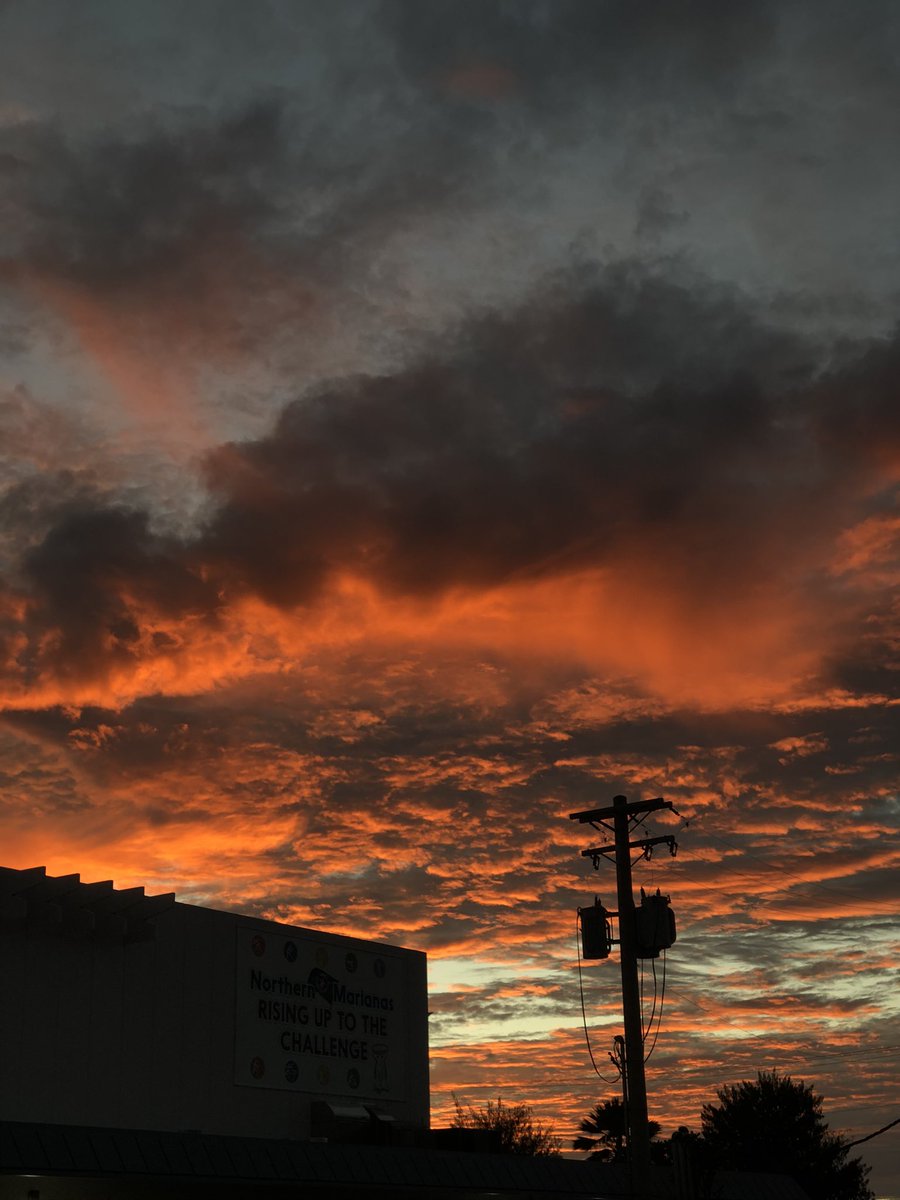 zemyzean's tweet photo. I’m sorry but the color of the sky tonight?????😍😍😍😍😍😍 https://t.co/8LMcrIZPzn