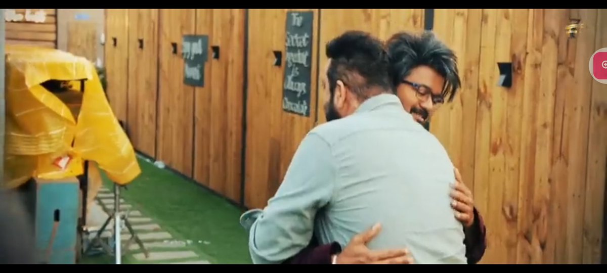 Rayyappan_Saran's tweet photo. களத்தில் இரு சிங்கங்கள்.. 🦁
   Fire Uh Mode Uh.. 🔥🔥

களம் தெறிக்க போகுது.. 💪 #Leo Shoting Spot On Fire.. 💥💥

ரத்தம் தெறிக்க தெறிக்க சண்டை இருக்கும் 💪

#BloodySweet @actorvijay @duttsanjay @Dir_Lokesh @7screenstudio https://t.co/Bh2ecvAbHS
