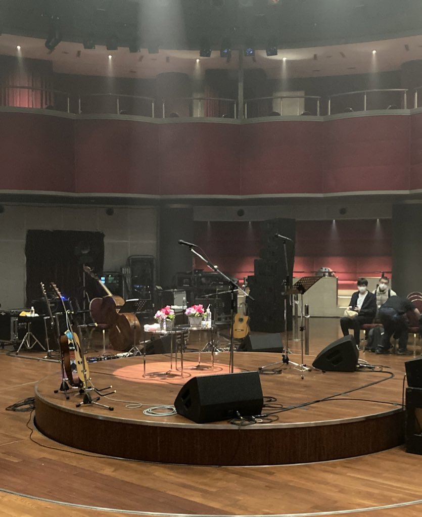 otukare_sanpty's tweet photo. いや〜上質な音楽を楽しませてもらいました😆
大好きな土岐さんの『あなたはマドンナ』や竹内アンナさんの『RIDE ON WEEKEND』を2人のコラボで聴けるなんて!
洋楽邦楽KPOPとカバー曲も幅広くアレンジもサイコーで幸せな時間でした〜♪
またやってください!
#土岐麻子
#竹内アンナ
#Collaboard https://t.co/yoIcpkEmoy