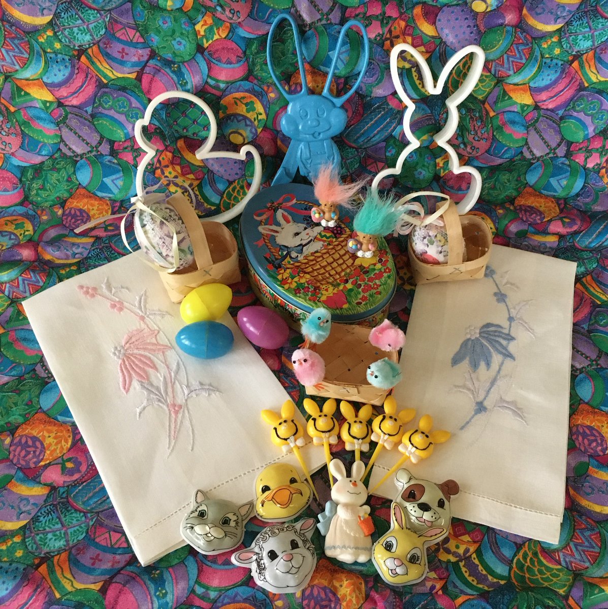 SomewareInTime's tweet image. Vintage EASTER DECORATIONS Tin TROLLS Cookie Cutters Tea Towels Basket Eggs Toothpicks Hallmark Pin Rabbit Tongs Treats Grab-Bag Gifts Décor etsy.me/42hpY6H via @Etsy etsy.com/listing/784717… #easterdecorations #teatowels #trolls #eastertin #etsyseller #etsyshop #easter