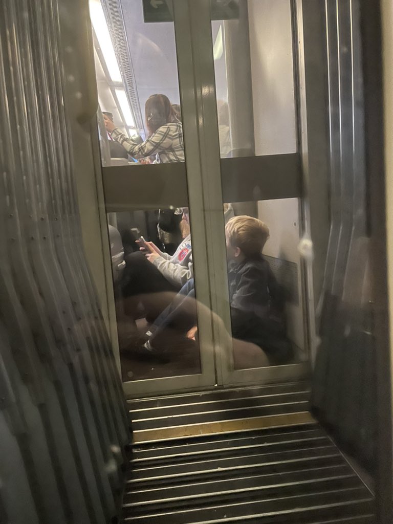 andrewmais's tweet image. @chilternrailway capacity planners strike again - 3 carriages and calling all stops, room on the roof ?? PRR-MYB 10:59. #customerfail #RipOff #safety