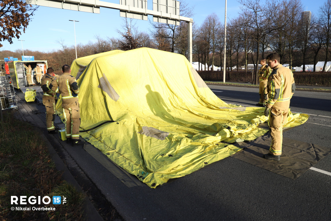 Ondertussen zijn brandweer en medische hulpverleners op de #ZuidHollandlaan bezig met het opzetten van een 'gewondennest' voor evt. onderkoelde demonstranten van XR vanaf de #A12 #Utrechtsebaan
