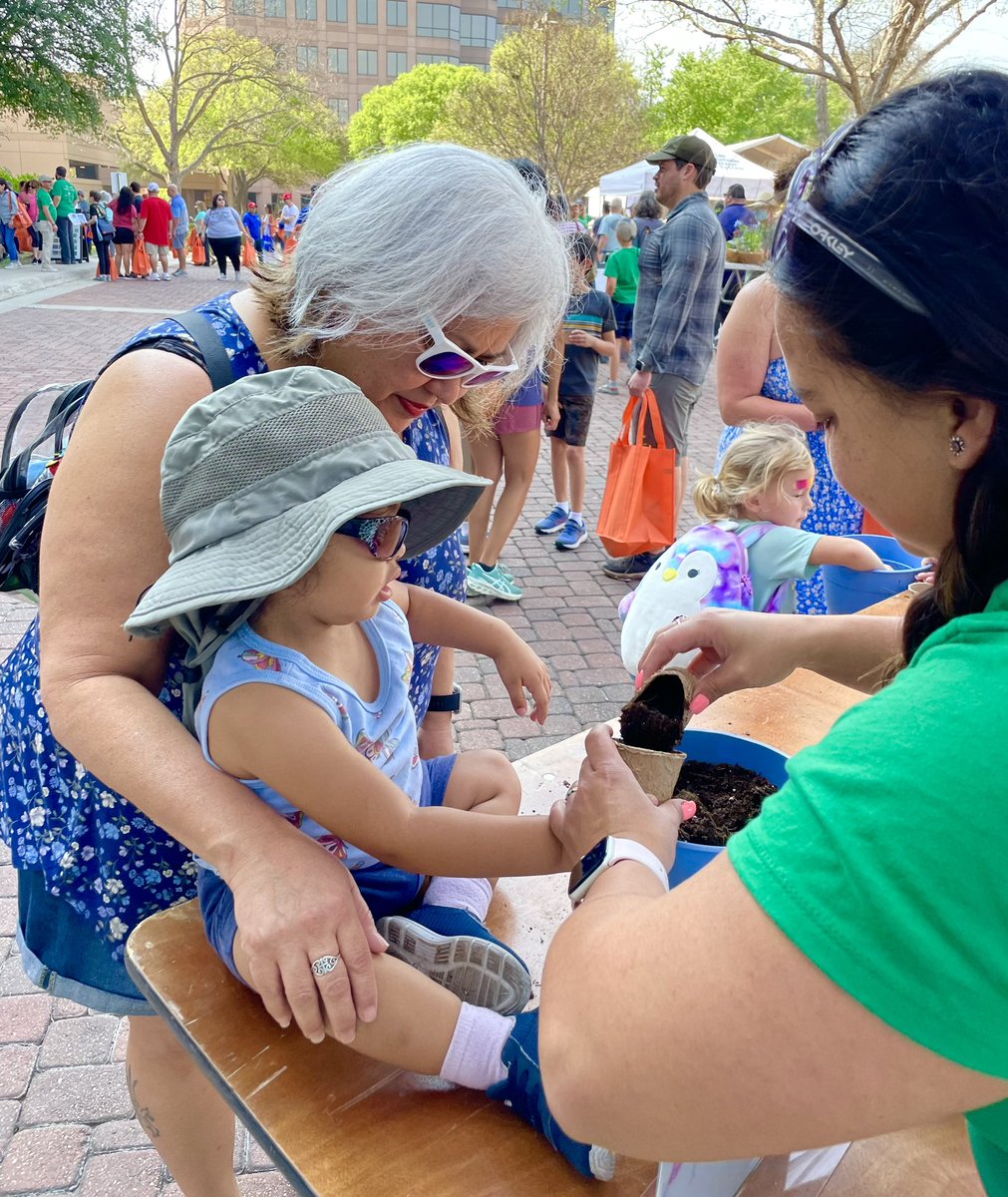 MySAWS's tweet image. 🪴🌸#SpringBloom🌻
Come join the bustling crowd!
Let our #gardening experts help you develop your #gardening style while solving any design dilemmas! FREE plant for first 1,000 guests! 
🗓️ Sat., March 11 
⏰ Until 1 pm
📍SAWS HQ, 2800 US Hwy 281 North