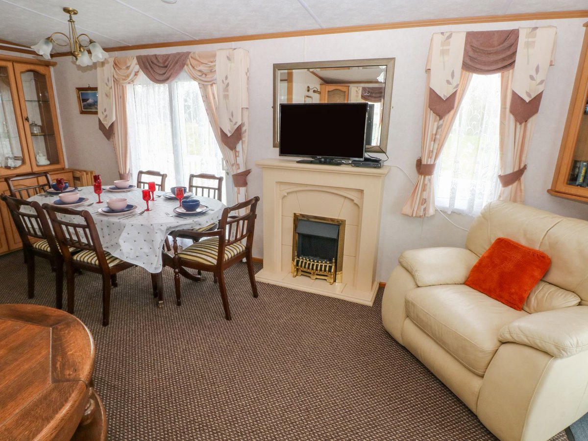 welsh_cottages's tweet photo. 😍 New #HolidayCottage Alert! 😍

A big welcome to Park Lane into our C&amp;CH family!

Based in Llanteg, this dog friendly lodge, sleeps 6 in 3 bedrooms and is a short hop in the car from the coast at Amroth!

BOOK TODAY for your next West Wales get-away!

➡️ https://t.co/7cCNvtWhC8 https://t.co/NgRlHMW8y5