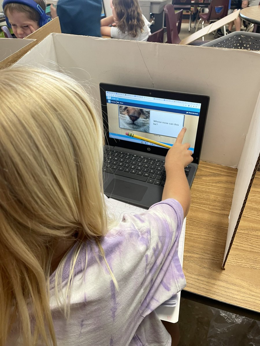 kinderray226's tweet photo. Love seeing the kids getting excited about reading! 📚During station time the kids read informational texts and in the afternoon we got a special treat when the 4th graders came to read to us!  So sweet to watch! #kindergarten #reading @MES_beyourbest @MagISDLiteracy https://t.co/l6QN1k7lBO