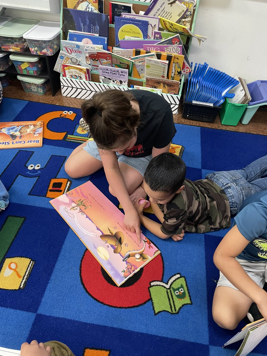 kinderray226's tweet photo. Love seeing the kids getting excited about reading! 📚During station time the kids read informational texts and in the afternoon we got a special treat when the 4th graders came to read to us!  So sweet to watch! #kindergarten #reading @MES_beyourbest @MagISDLiteracy https://t.co/l6QN1k7lBO