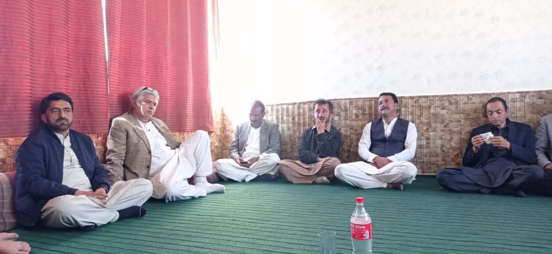 aneeq_khalil's tweet photo. راولاکوٹ: پی وائی او ،پی ایس ایف، پیپلز لیبر بیورو کے ساتھیوں کی موجودہ معاشی، سیاسی اور سماجی صورتحال پر سیاسی و نظریاتی بیٹھک۔
طبقات اور استحصال سے پاک سوشلسٹ معاشرے کے قیام کے لیے انقلابی جدوجہد جاری رہی گئ۔ ✊ https://t.co/hAJVLbglfv