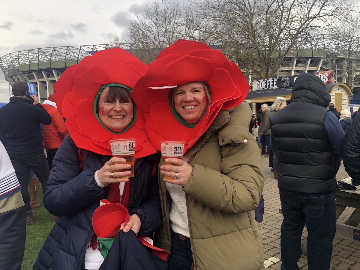 sandersonces12's tweet photo. Seems we are the only 2 roses here at Twickers today! #weartherose https://t.co/RnPvaNTJIU