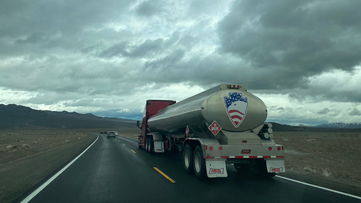 On 395 in an #AtmosphericRiver  - Still making it happen. 

Be safe out there. Gonna be a gnarly few days of weather. 

#trucklifestyle #truckers #truckingindustry #truckphotos
