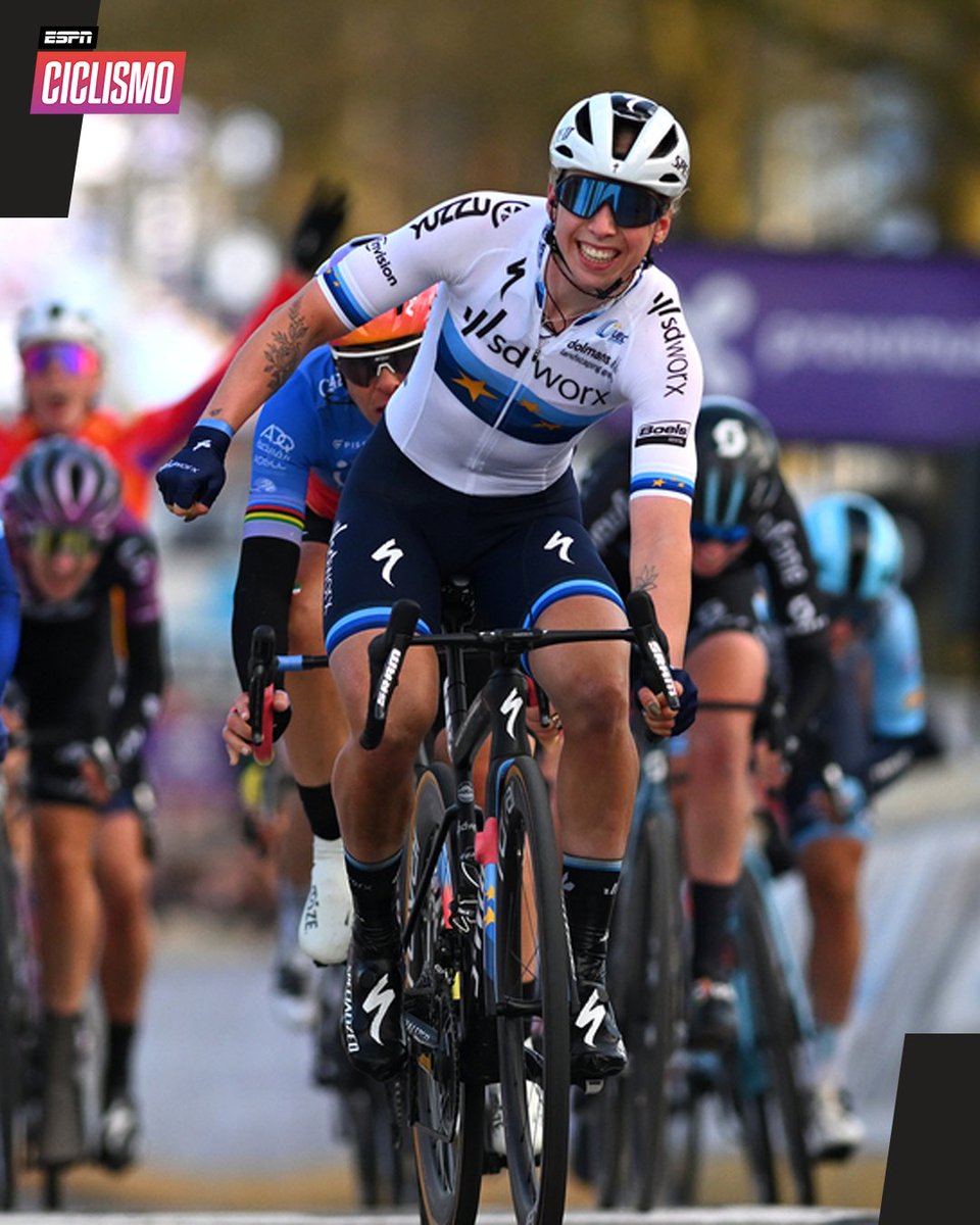 ESPNCiclismo's tweet photo. ¡SÍ, LORENA! #Wiebes se llevó la #RondevDrenthe por tercer año consecutivo e igualó lo hecho por Marianne #Vos en el periodo 2011-2013. Susanne #Andersen y Maike #VanDerDuin escoltaron a la corredora del SDWorx. 🔝

#ESPNCiclismo https://t.co/lXUbveXB9Y