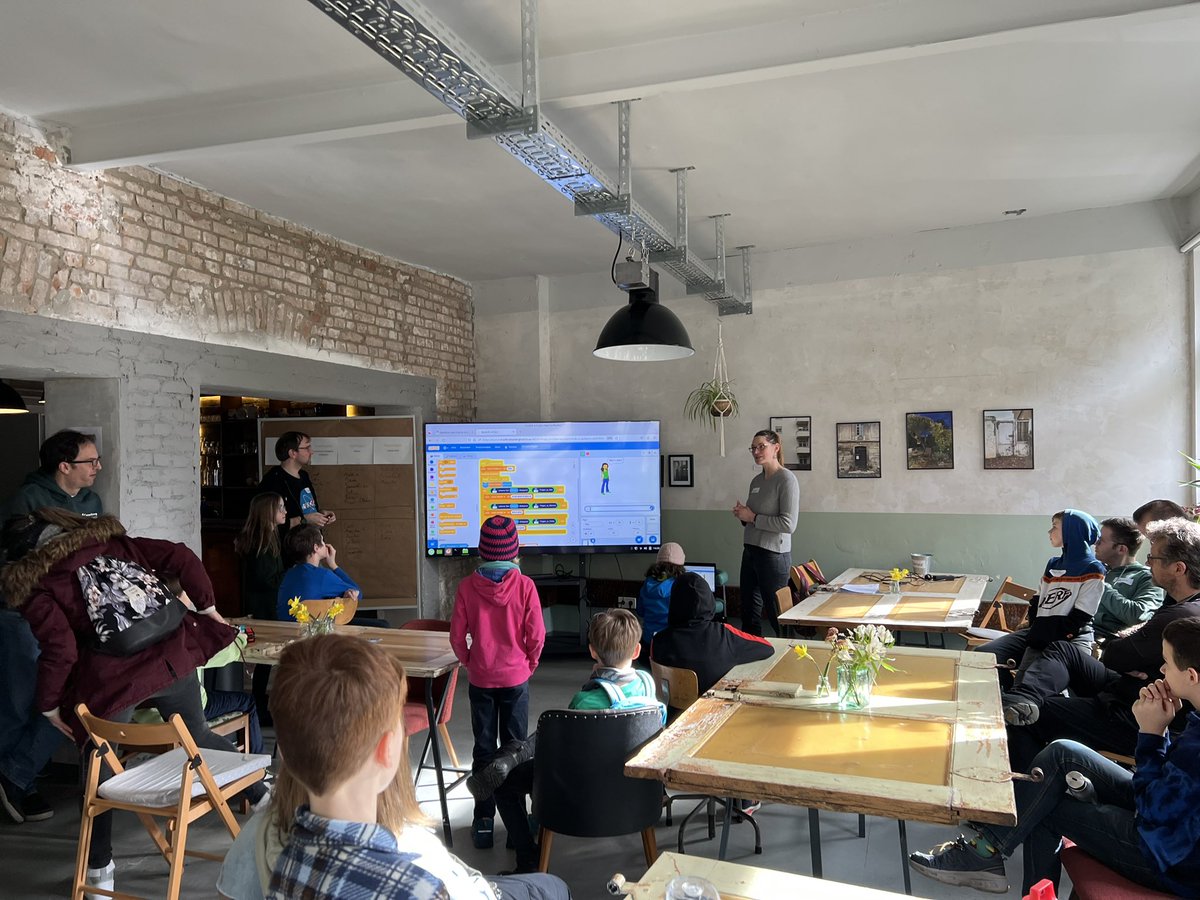 digitalmacherei's tweet photo. Heute war mal wieder @KidsDigitalDE . Es hat uns viel Freude bereitet und die Kids waren mega stolz auf das Erreichte. Mit Spaß #programmieren erlernen und #KI verstehen … Wir freuen uns jetzt schon auf unseren Osterkurs. Unsere nächsten Termine:  https://t.co/dblKQkZL5V https://t.co/cSga5Ohyi5